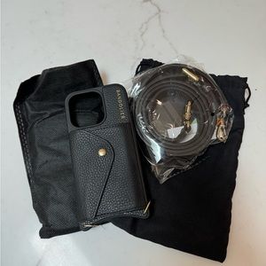 Bandolier Hayley iPhone 15 Pro. Black/Gold